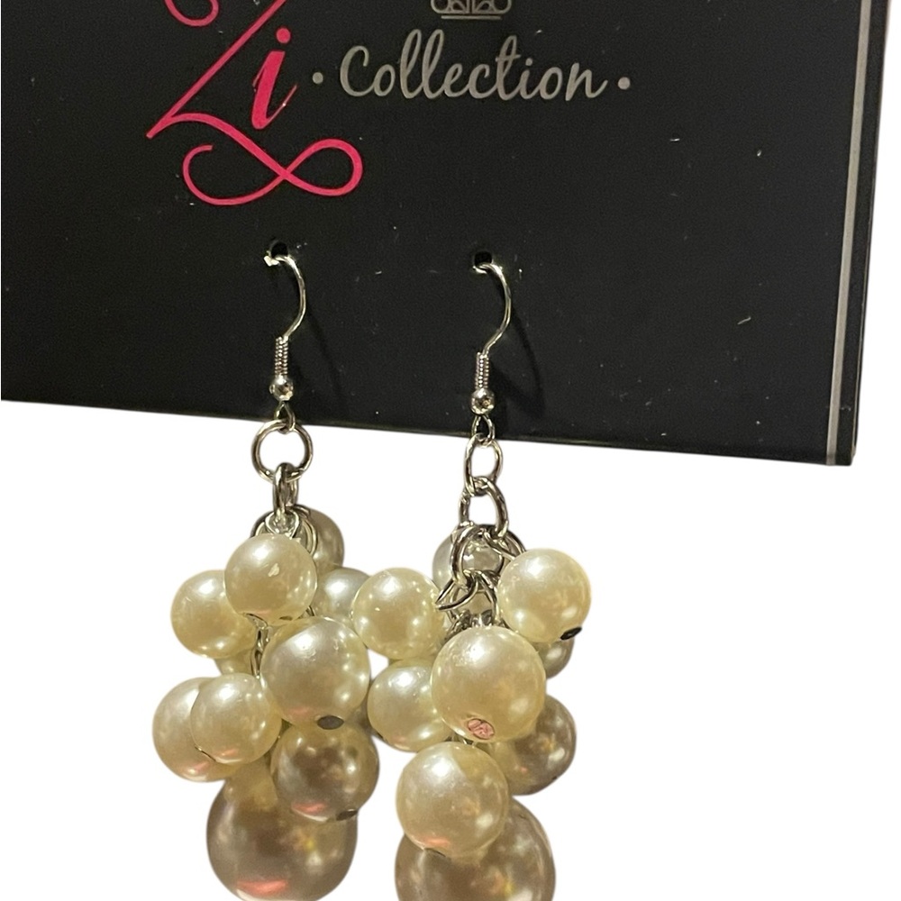 Paparazzi ZI COLLECTION Pearl Drop Earrings CLUSTER